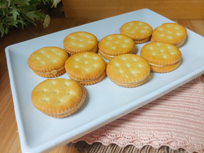 Sandwich crackers filled with peanut butter flavored cream in white plate