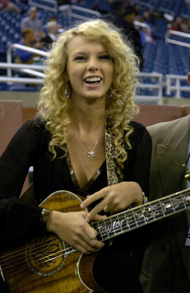 Taylor Swift Performs at Miami Dolphins vs Detroit Lions - November 23, 2006