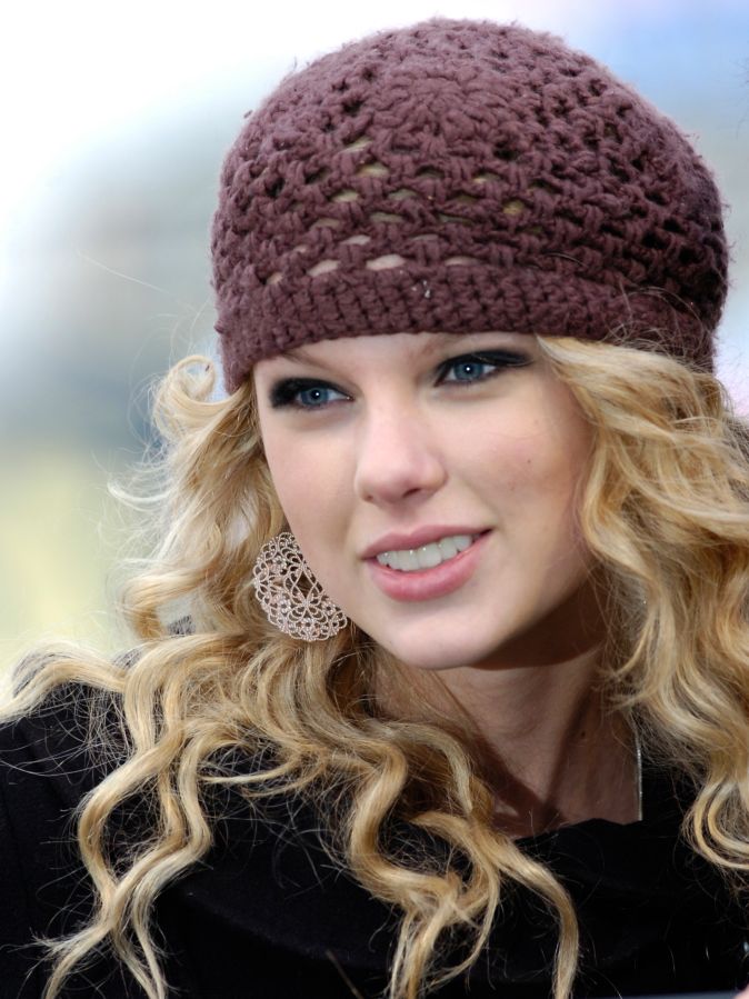 4/5/2007 Photo by Krissy Krummenacker 200700708 Country singer Taylor Swift, originally from Wyomissing, Thursday, April 5, 2007, before the Reading Phillies opening game against the Harrisburg Senators at FirstEnergy Stadium.
