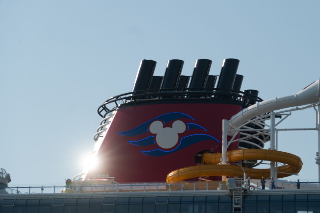 "Disney Treasure" leaves Meyer Werft