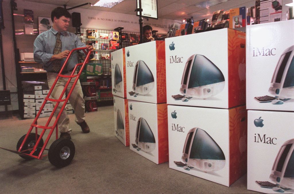Eugene Louie Photo The ComputerWare store in San Jose on Stevens Creek received their allotment of 20 new iMac computers. Robert Loughead sets up a display minutes after the store received it's shipment. Apple made all it's retailers promise not to open a