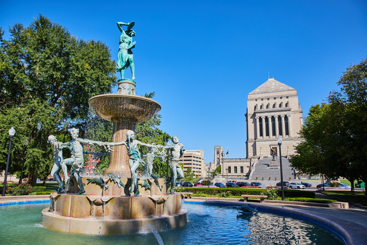 Majestic Urban Fountain with Neoclassical Building, Indianapolis Plaza